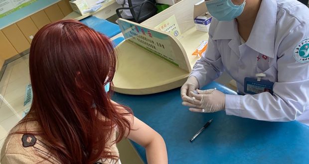 China: People scramble to get shots of unproven vaccine