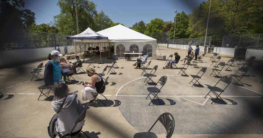 Today’s coronavirus news: Ontario reporting 916 COVID-19 cases and 13 deaths; 550 vaccinated front-line health-care workers invited to attend Game 7 of the Leafs-Canadiens series