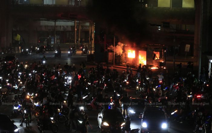 Protesters clash with police in Din Daeng