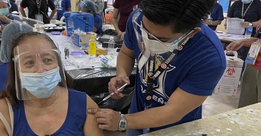 Thousands jam Philippine vaccination sites over false news